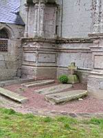 Goulven, Eglise de St Goulven, Tombes